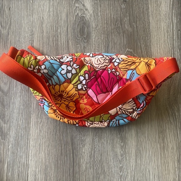NWT Vera Bradley large Belt bag in Midday Garden Print. - Picture 4 of 4